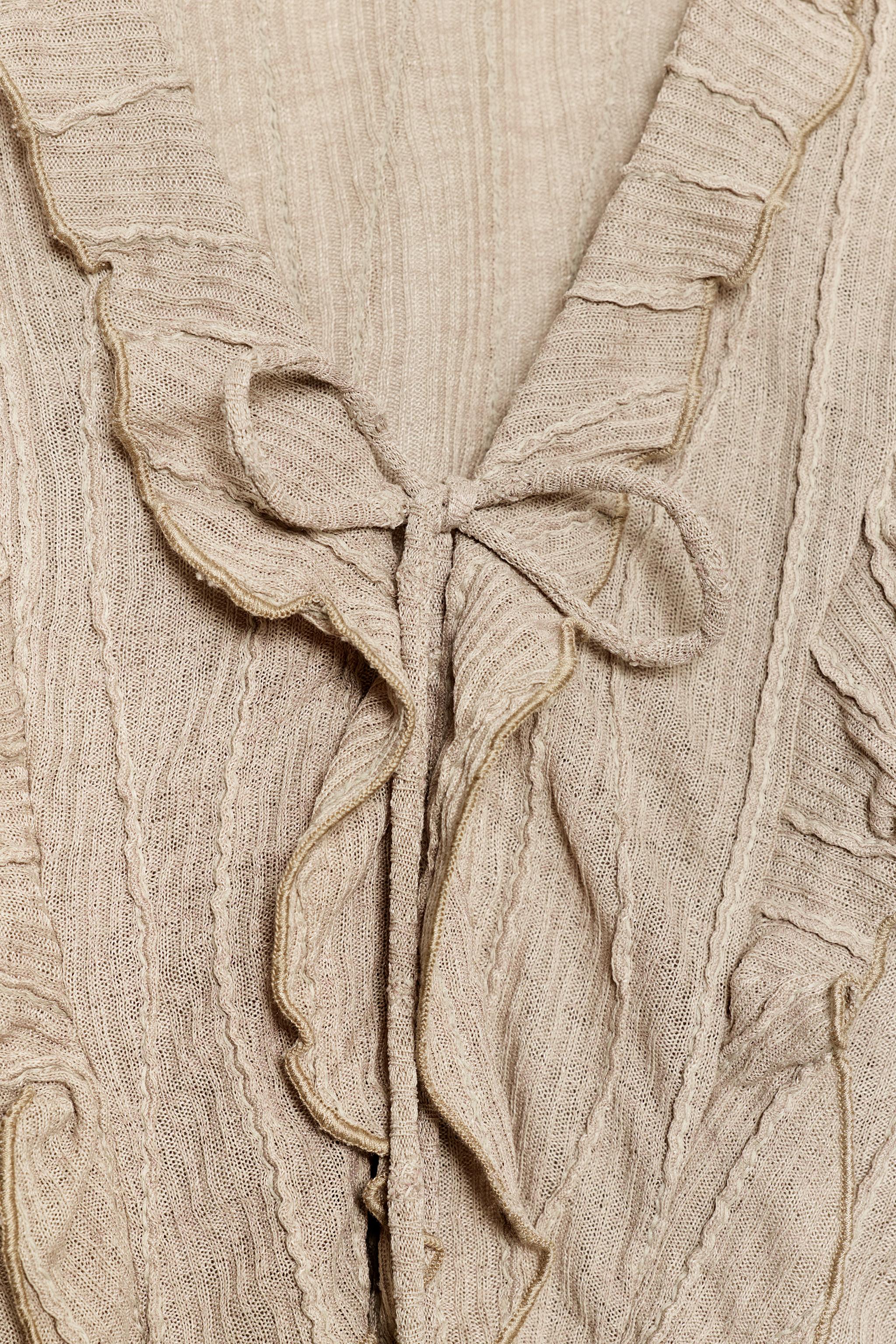 TOP À VOLANTS ET LACETS